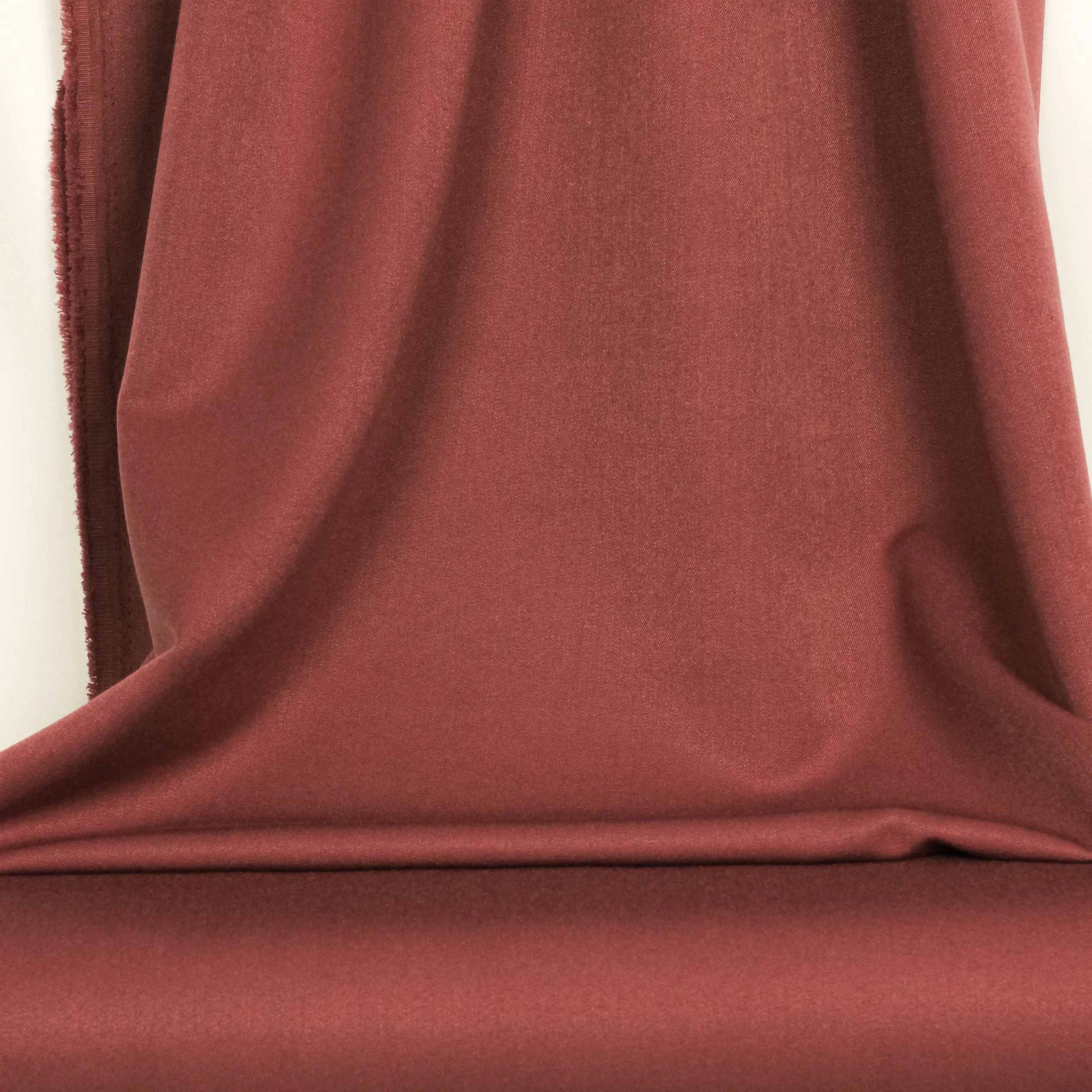 Paarse stretchstof in polyester/viscose mengeling